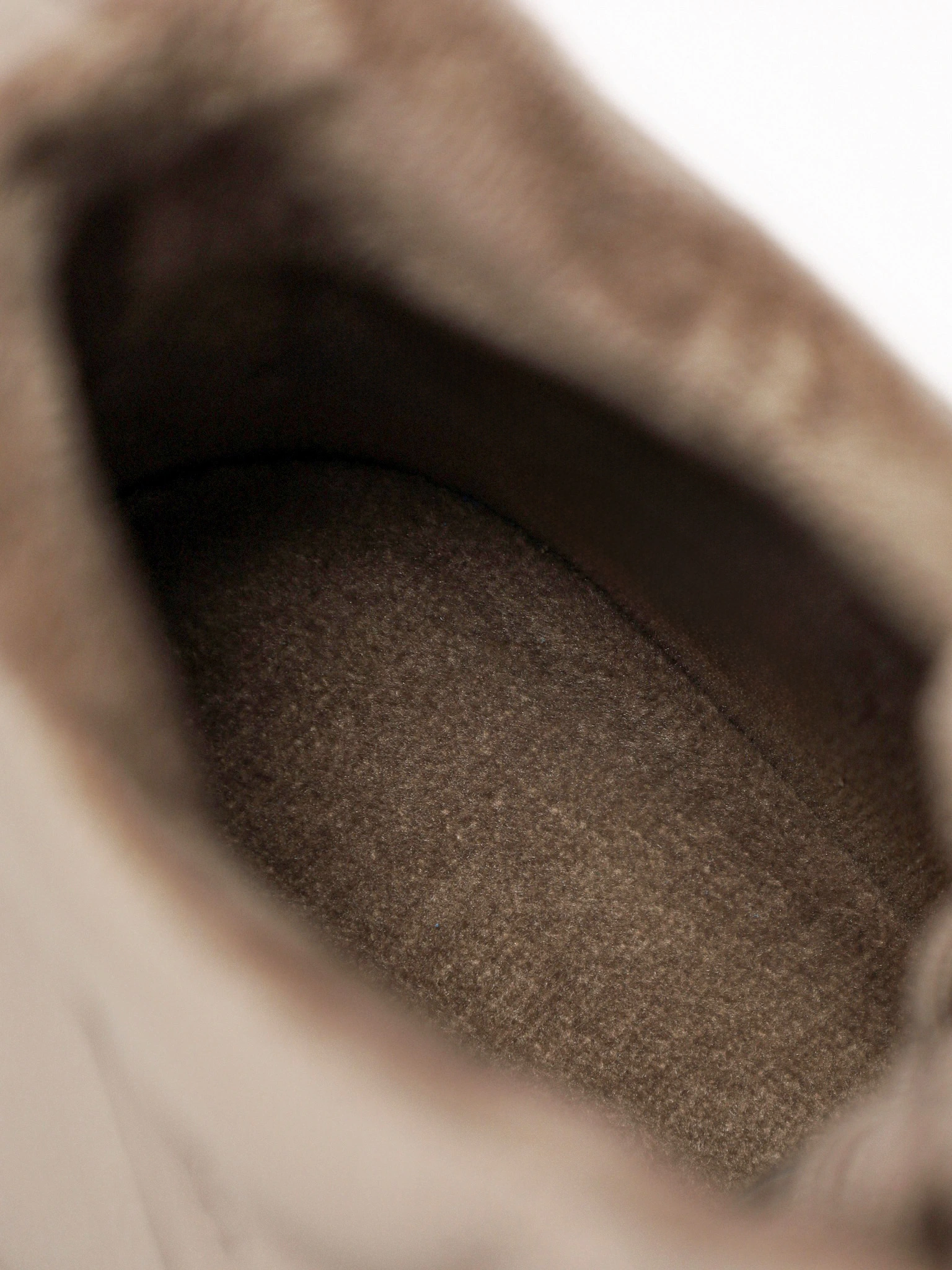 Кроссовки серого цвета на средней рельефной подошве